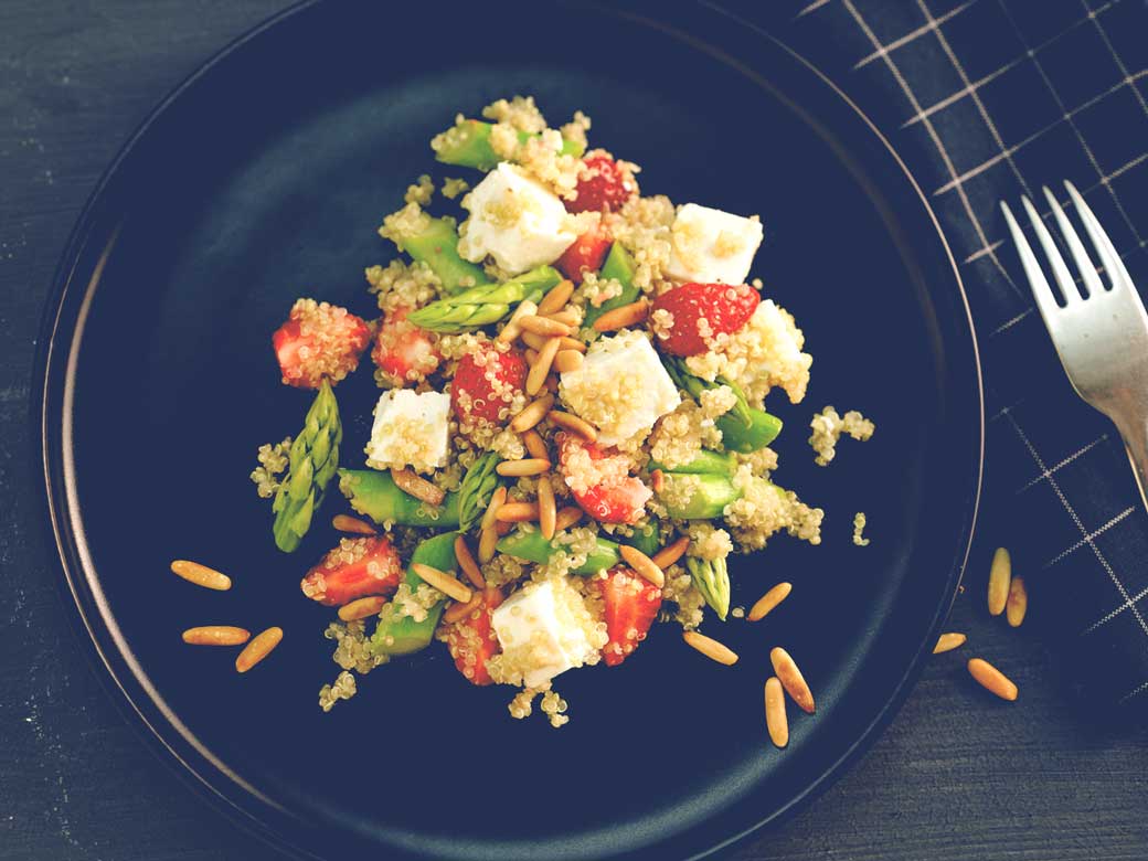 Rezept Spargel Quinoa Salat mit Erdbeeren und Seeberger Pinienkernen