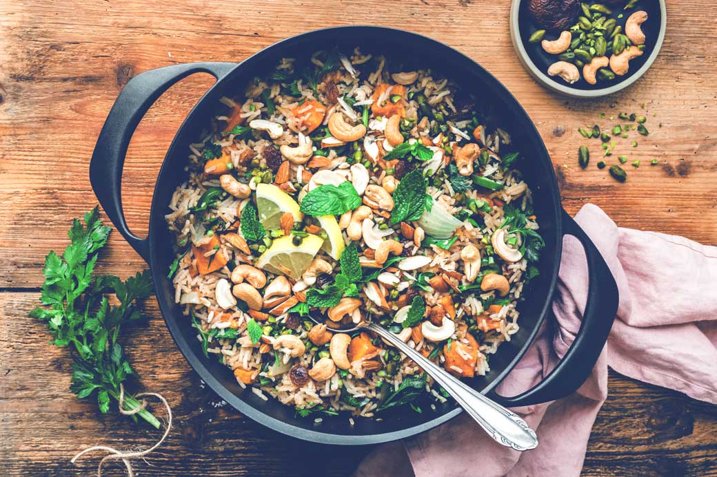 Veganes Reisgericht Pilaw mit Nüssen und Trockenfrüchten