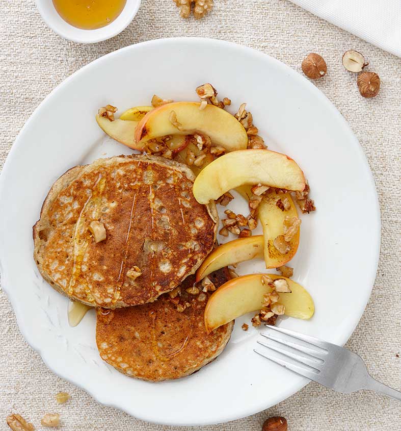 Pancakes fromage blanc-banane-chia aux pommes caramélisées et aux noix Seeberger