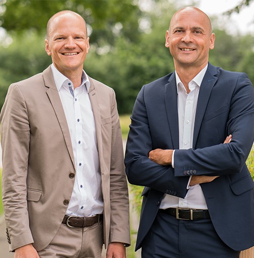 Les directeurs Seeberger Keller et Beranek sourient sur fond de nature verdoyante